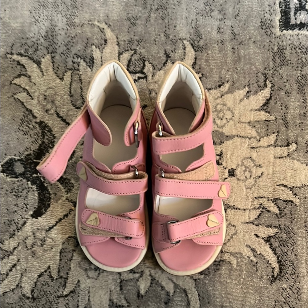 Pink kids Memo sandals - like new. This is like a size 9US.